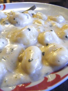 Gnocchi di patate con salsa al formaggio e noci