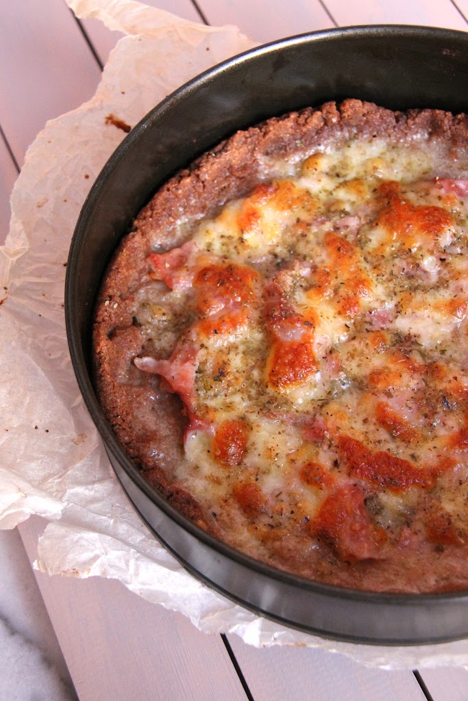 Pizza di crusca con fesa di tacchino e formaggio light