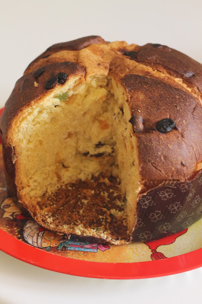Panettone dolce con olive Celline, frutta candita e pinoli
