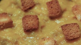 Vellutata di zucca e patate con salsiccia e crostini