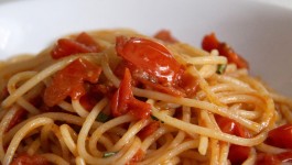 Spaghetti con i pomodorini scattarisciati (o scattati)