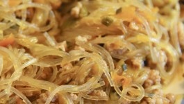 Spaghetti di soia con maiale e verdure
