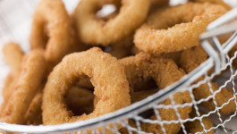 Onion rings o Anelli di cipolla fritti, ricetta originale americana