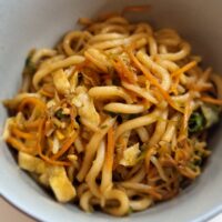 Udon noodles con pollo e verdure